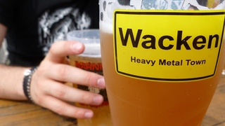 Los asistentes al festival de Wacken beben tanta cerveza que la organización ha construido un "birraducto" de 7km<em></em>